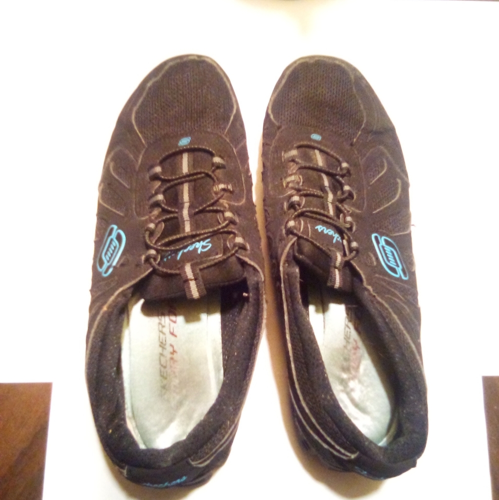 🌺🌺 Sketchers Memory Foam Athletic Shoes Size 9